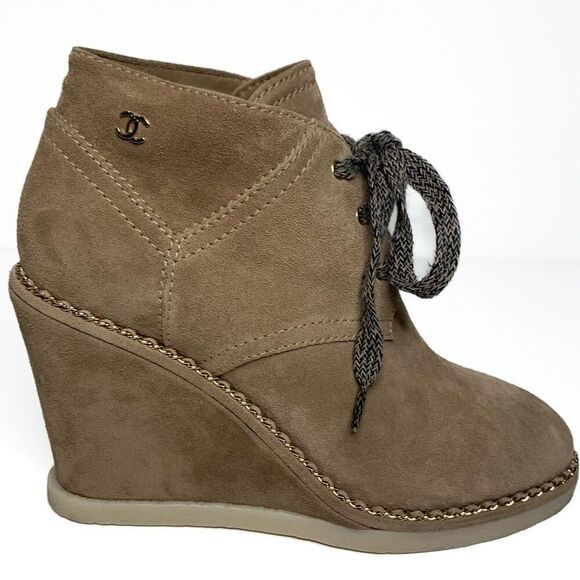 Chanel Chain-Embellished CC Ankle Boot EU 37.5 US 6.5-7 Tan Suede Wedge Bootie - Picture 1 of 10